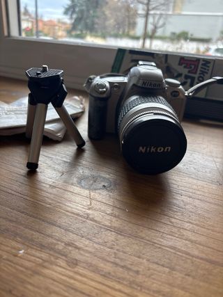 Cámara Nikon F55  funda y mini tripode