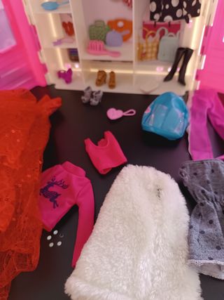 Barbie con armario y accesorios