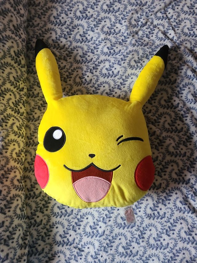 cojín pikachu