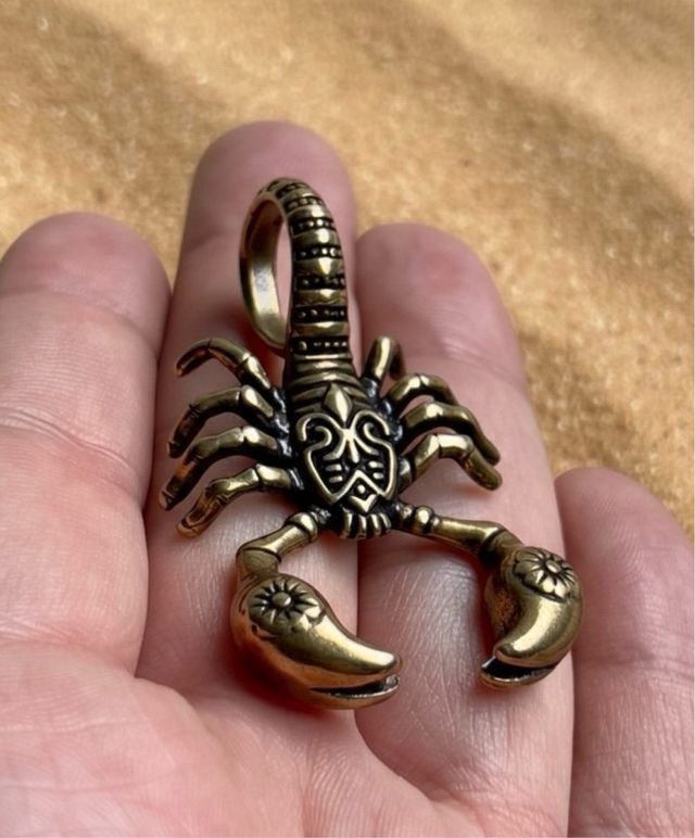 Colgante amuleto llavero escorpión de metal