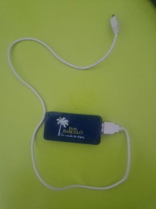 4 puertos USB - logo Ron Barcelo
