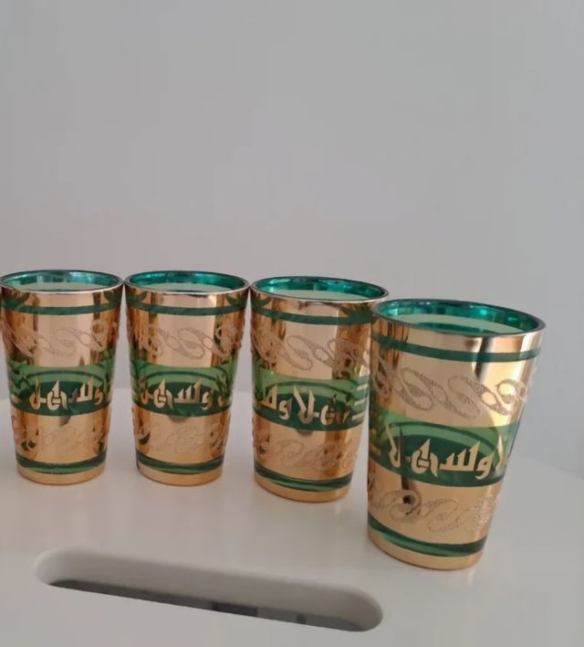 4 vasos de té moruno