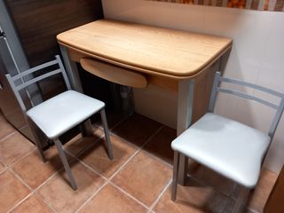Mesa cocina abatible y 2 sillas bajas