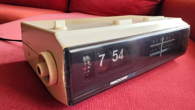 Radio reloj despertador vintage.