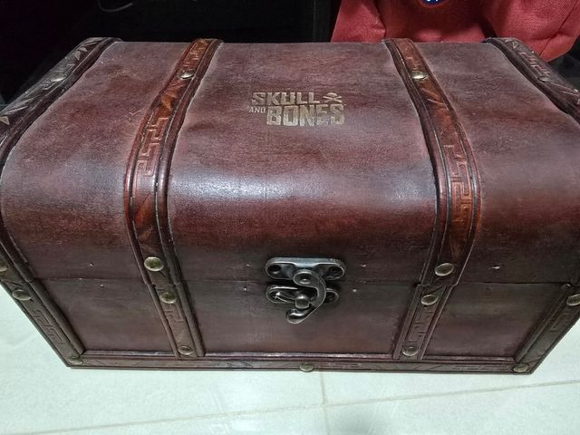 Cofre y Sudadera de Skull and Bones