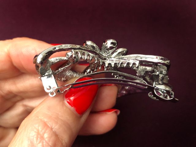 Pasador pelo plateado con strass rosa forma lazo