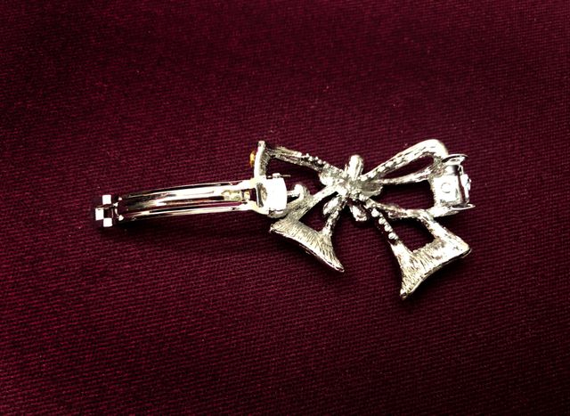 Pasador pelo plateado con strass rosa forma lazo