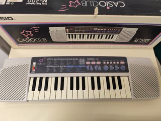 Órgano casio M-200