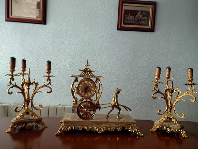 TRÍO de Reloj de Cuerda y Bronce y Candelabros