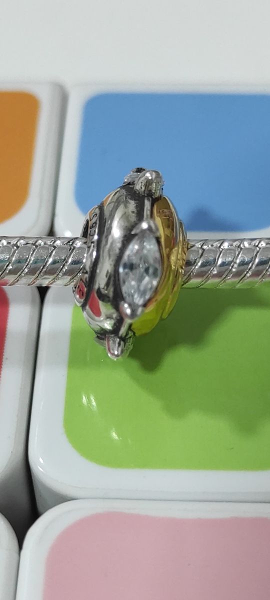 Charm bola dorada y plateada