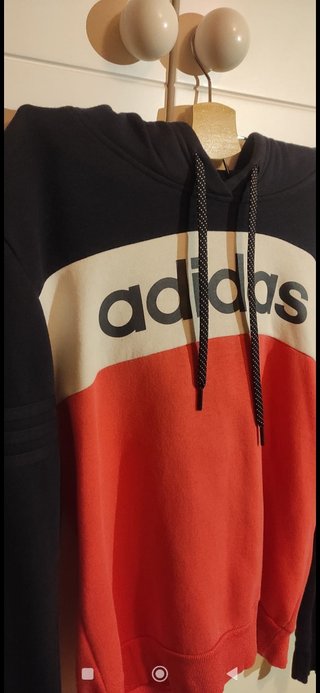 Sudadera Adidas roja, blanca y azul