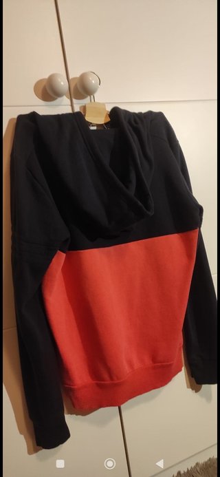 Sudadera Adidas roja, blanca y azul