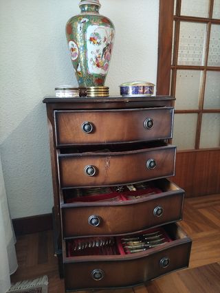 Mesa cajonera auxiliar