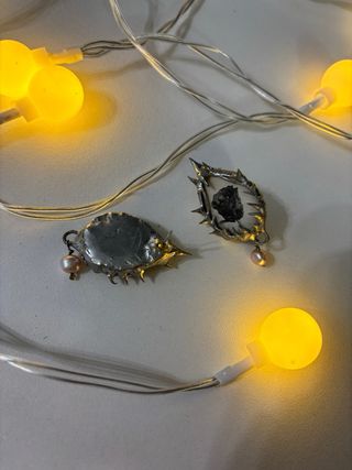 pendientes con espinas, rosas, y perlas