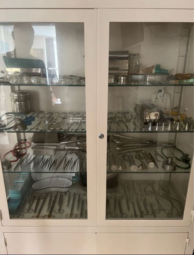 Vitrina medica totalmente restaurada