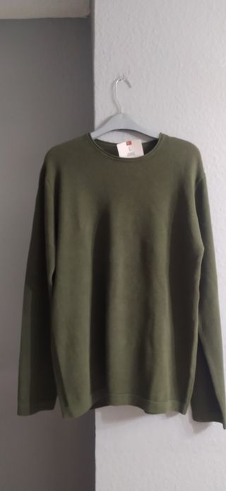 Jersey ( hombre) color verde militar.