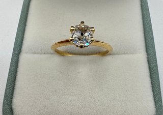 Anillo de oro de 18 kt con diamante