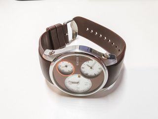 Reloj Racer con triple zona horaria