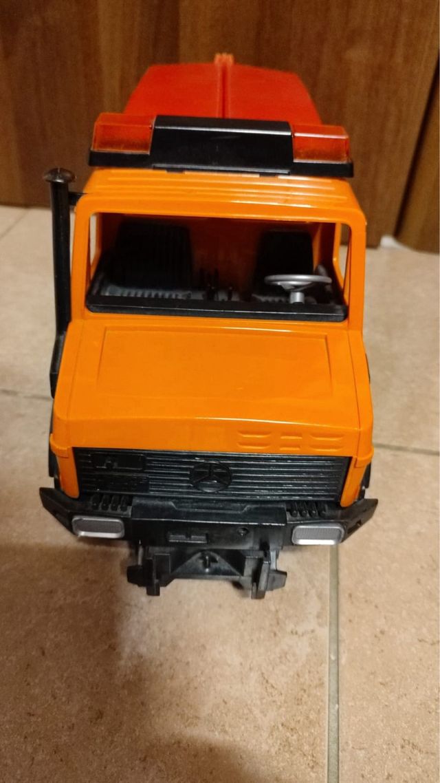 camion Spargisale camion mercedes bruder