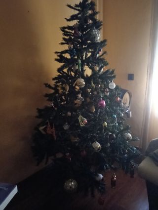 Árbol de navidad con adornos