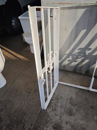 Reja maciza blanca abatible