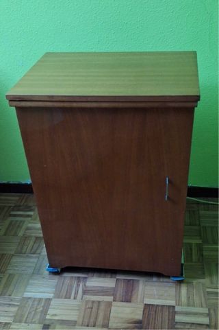 Máquina de coser con armario