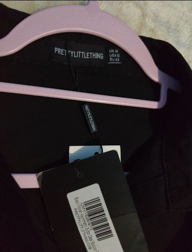 Vestido negro 🖤 Pretty Little Thing