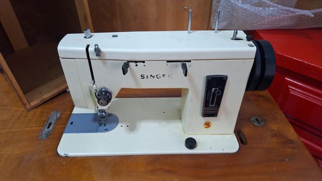 Maquina de coser con mesa