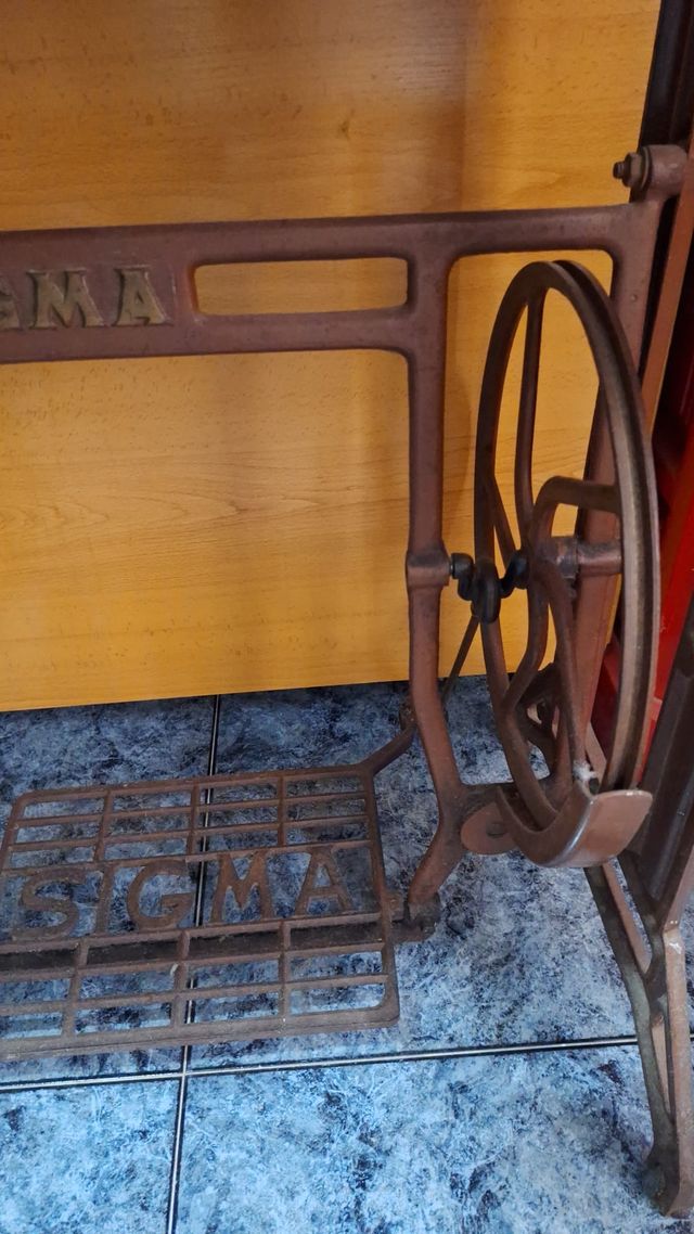 Maquina de coser con mesa