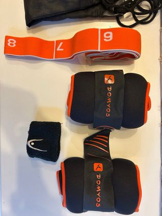 Bosu y pesas tobilleras de 1/2 cada una. 