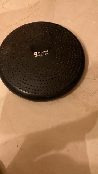Bosu y pesas tobilleras de 1/2 cada una. 