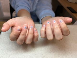 Manicura y pedicura semipermanente