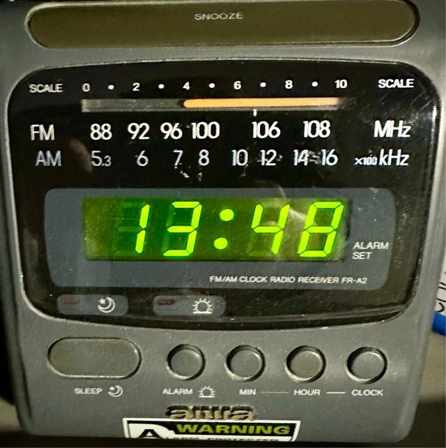 Radio despertador marca AIWA Vintage