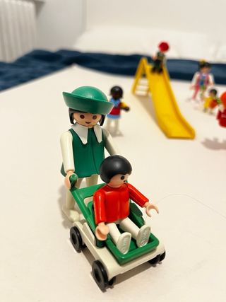 Playmobil Parque infantil y varios personajes más.