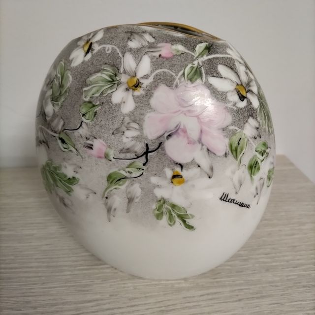 Vaso in porcellana dipinto a mano.