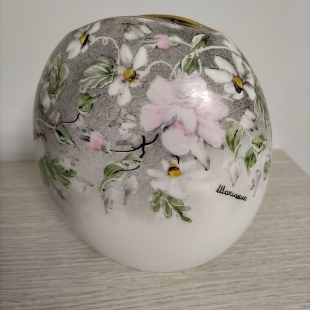 Vaso in porcellana dipinto a mano.