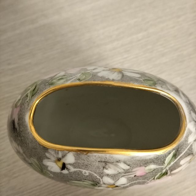 Vaso in porcellana dipinto a mano.