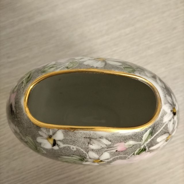 Vaso in porcellana dipinto a mano.