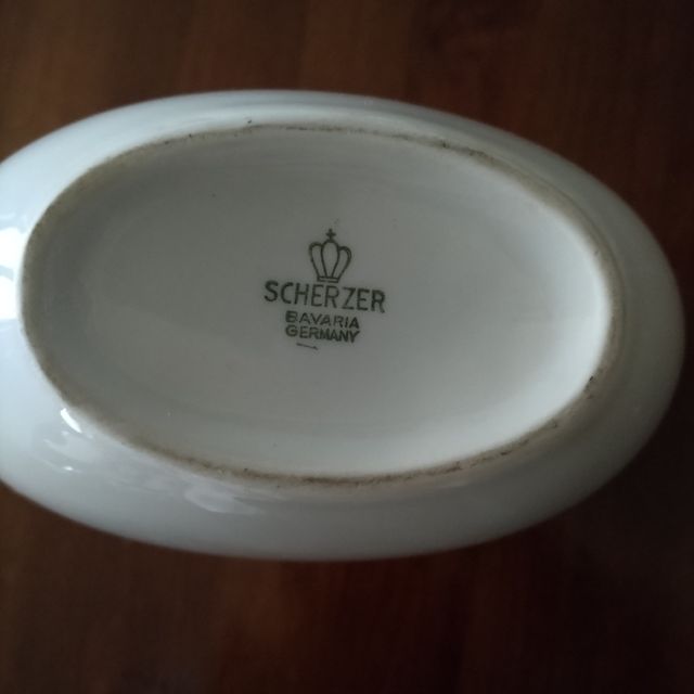 Vaso in porcellana dipinto a mano.