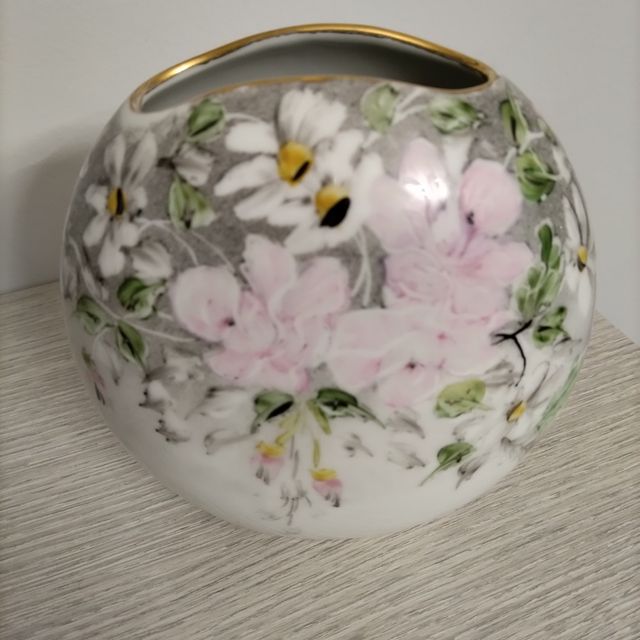 Vaso in porcellana dipinto a mano.