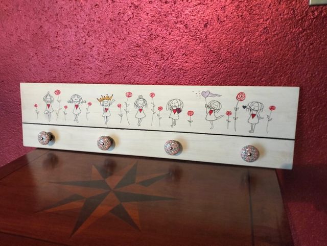 Attacca panni in legno  decorato con disegni