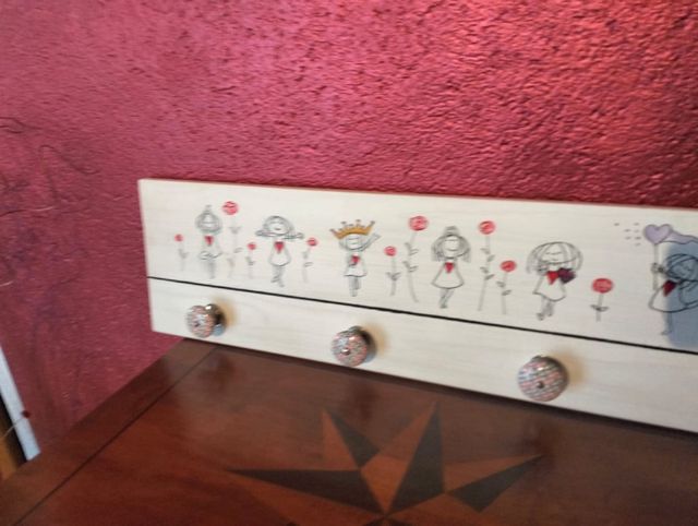 Attacca panni in legno  decorato con disegni