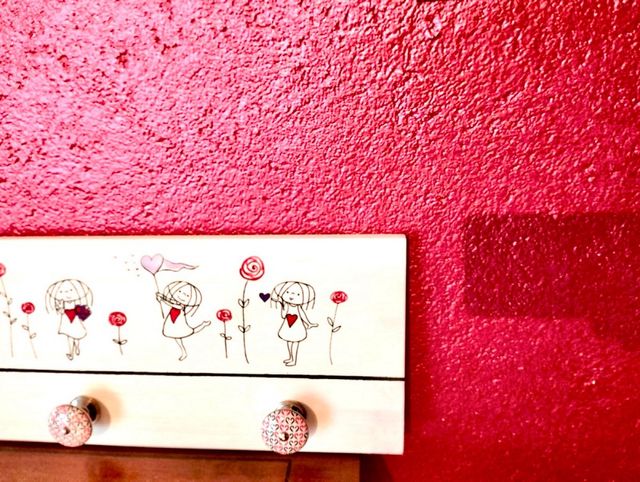 Attacca panni in legno  decorato con disegni