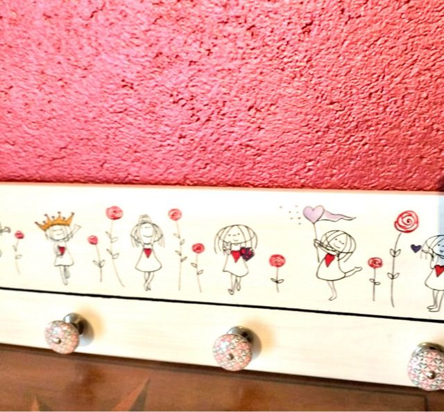 Attacca panni in legno  decorato con disegni