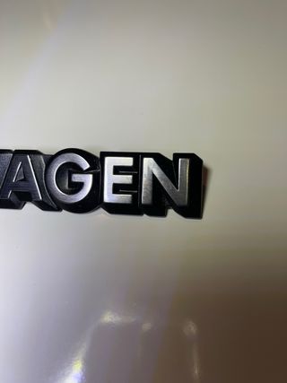 Emblema origenal volkswagen nuevo Ref 321853685C