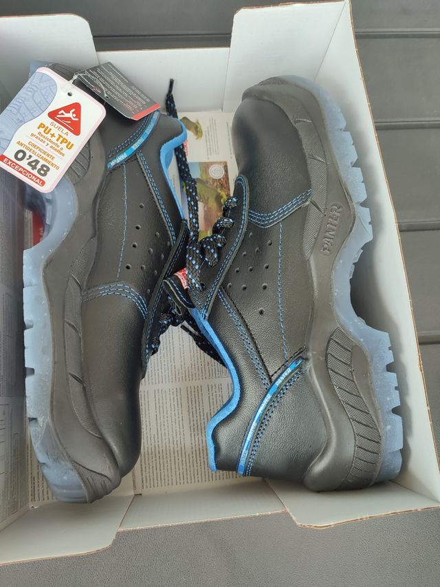 Zapatos de seguridad nuevo a estrenar