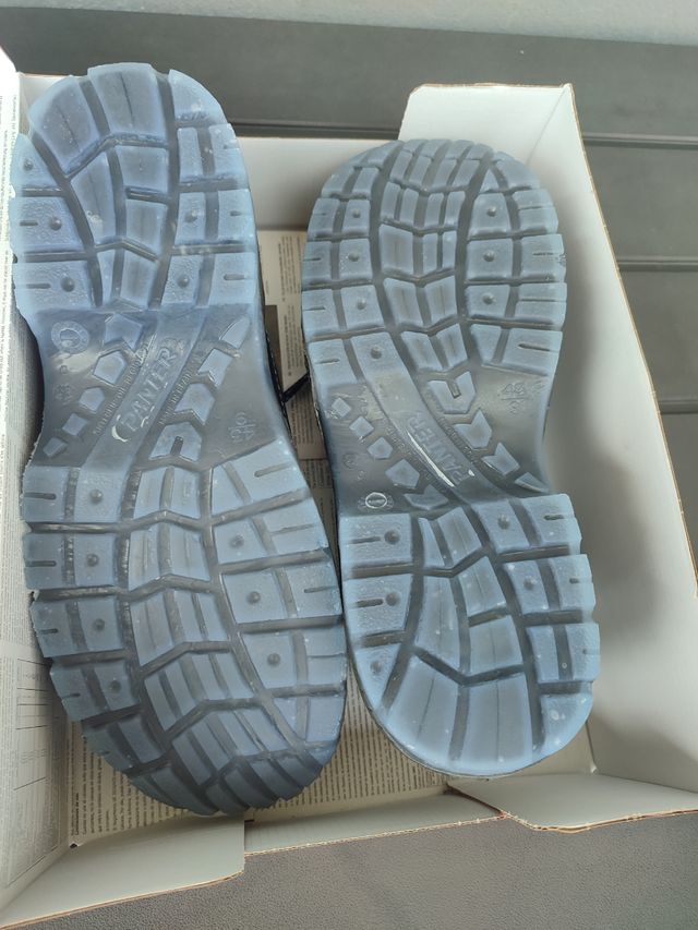 Zapatos de seguridad nuevo a estrenar