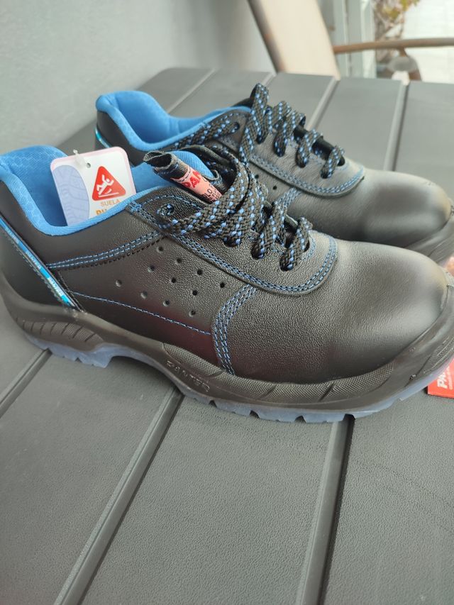 Zapatos de seguridad nuevo a estrenar