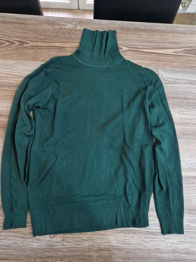 Maglione verde collo alto