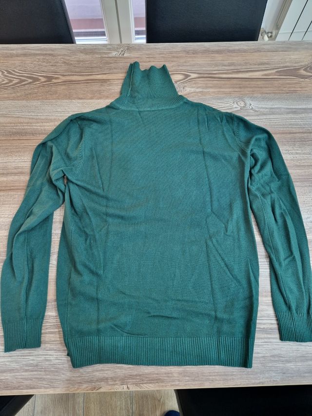 Maglione verde collo alto